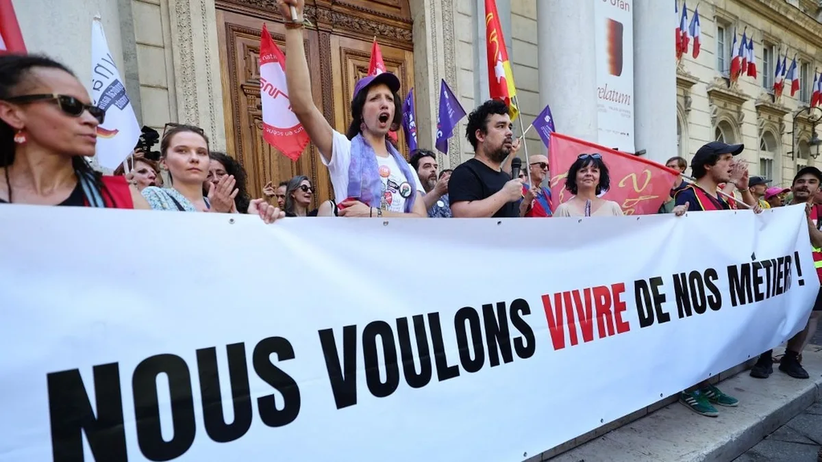 Tensions au sommet de l'État : des professionnels du théâtre interpellent Emmanuel Macron sur l'avenir du Festival d'Avignon