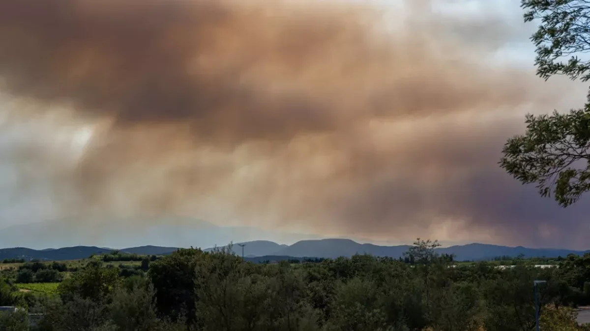 Incendie massif dans les Pyrénées-Orientales : 12 000 évacués, l’alerte reste active