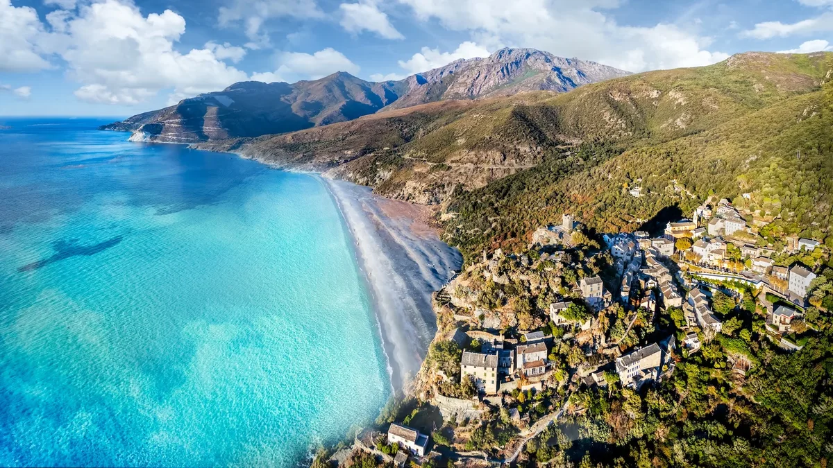 L'énigme de la perle noire : immersion au cœur de la plage de Nonza, trésor du Cap Corse