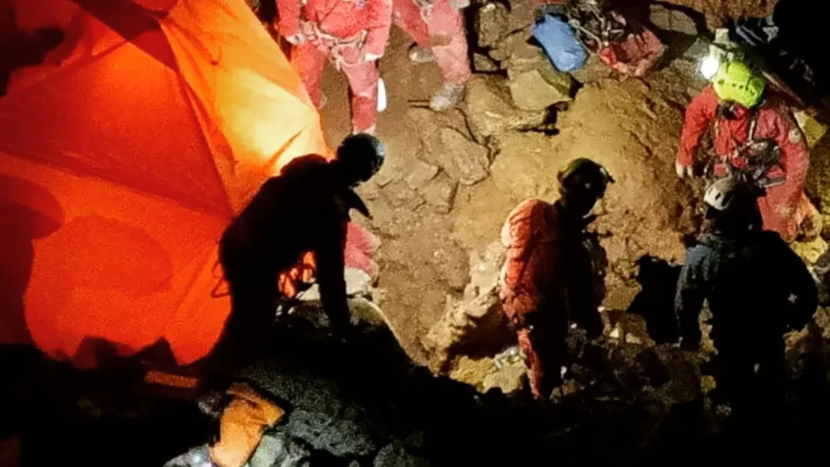 Italie : une opération de sauvetage complexe pour un spéléologue bloqué dans une cavité