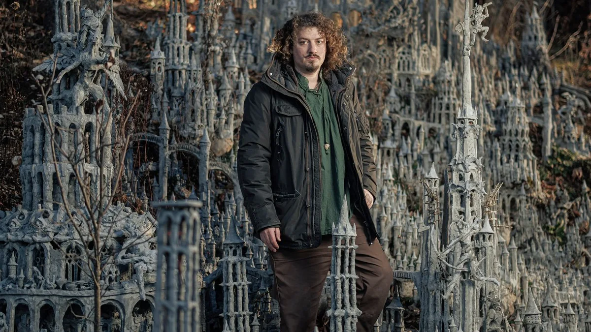 L'éphémère grandeur : un artiste suisse sculpte un château monumental sur un lit de rivière asséché