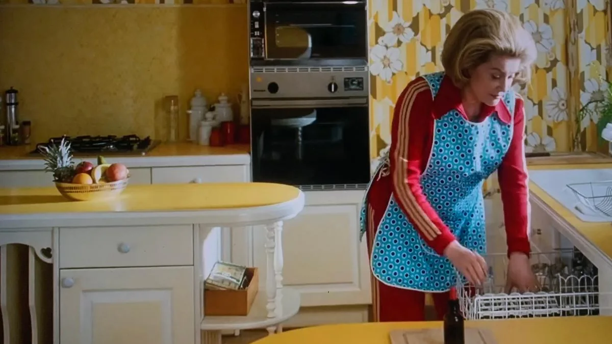 “Emmène-moi danser ce soir” : la chanson emblématique de l’épouse bourgeoise dans “Potiche”