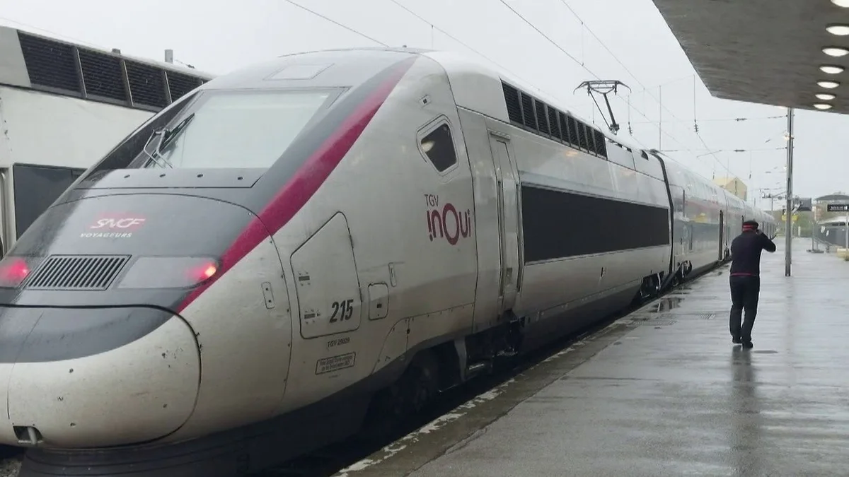 Tempête Austen : des milliers de foyers privés d'électricité et des transports perturbés