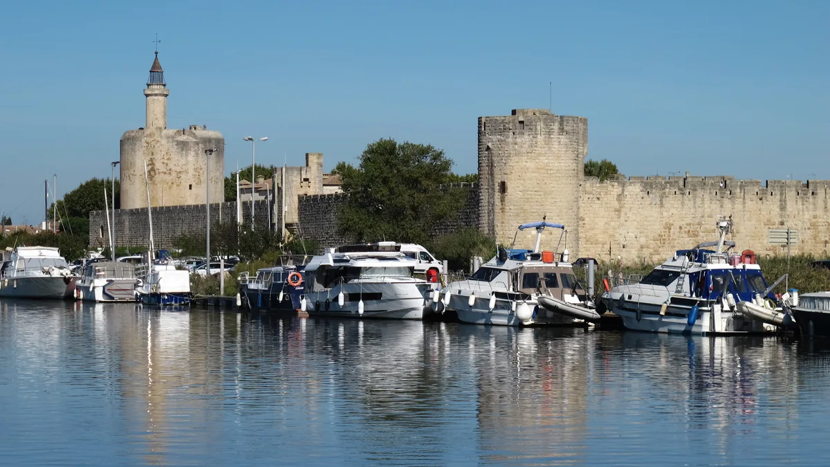 Aigues-Mortes : la récolte de la fleur de sel, entre tradition séculaire et moteur touristique